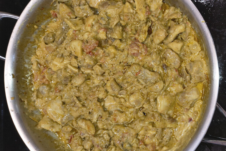 Curry verde meloso con pollo dorado